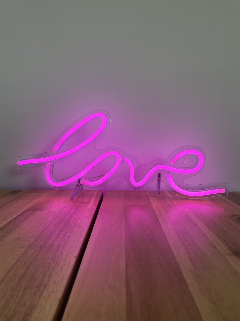 Lettres LOVE néon
