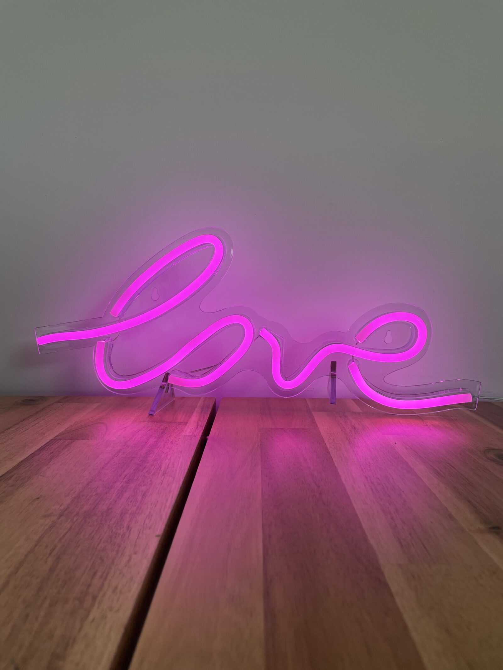 Lettres LOVE néon