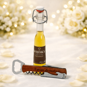 petite bouteille de whisky et son couteau suisse