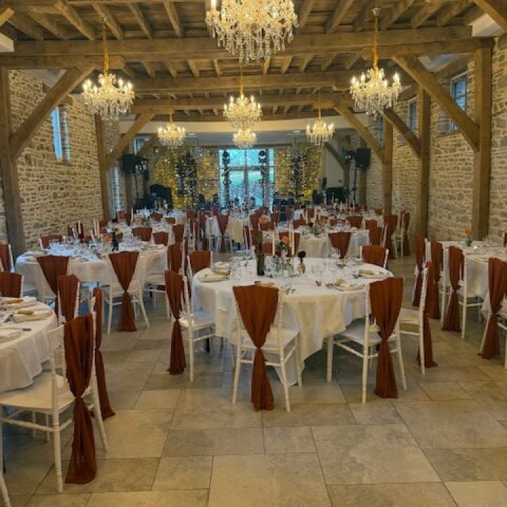 Salle de réception du Château du Bertry décorée pour mariage avec lustres et tables élégantes en Ille-et-Vilaine