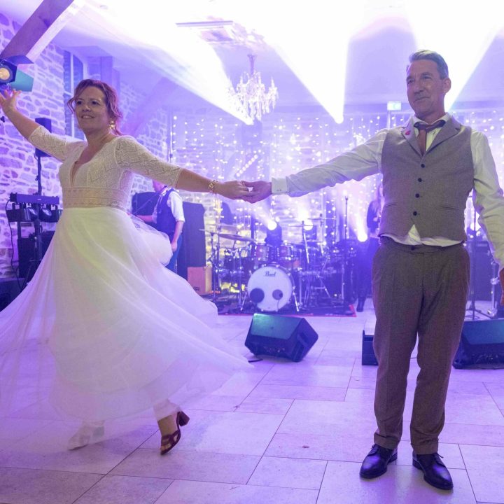 Ouverture de bal des mariés au Château du Bertry avec ambiance lumineuse et piste de danse en Ille-et-Vilaine