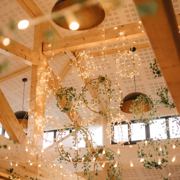 Décoration lumineuse de salle au Domaine des Hayes à Maxent avec suspensions végétales pour mariage en Ille-et-Vilaine