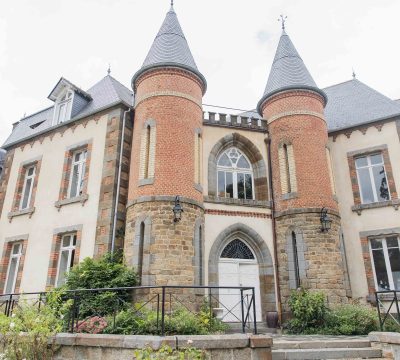 Château de réception en Ille-et-Vilaine avec tours en briques et architecture élégante en Bretagne