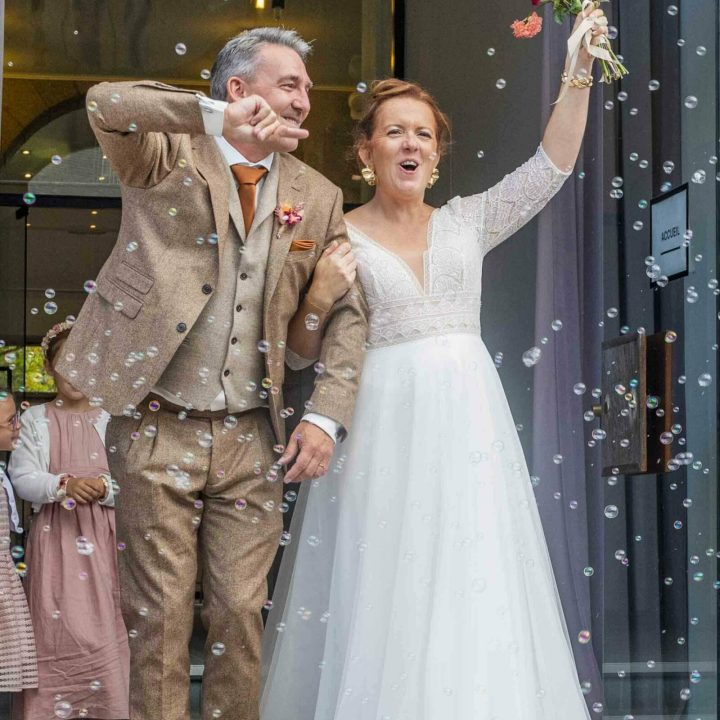 Sortie des mariés à Rennes avec lancer de bulles – organisation par wedding planner en Bretagne